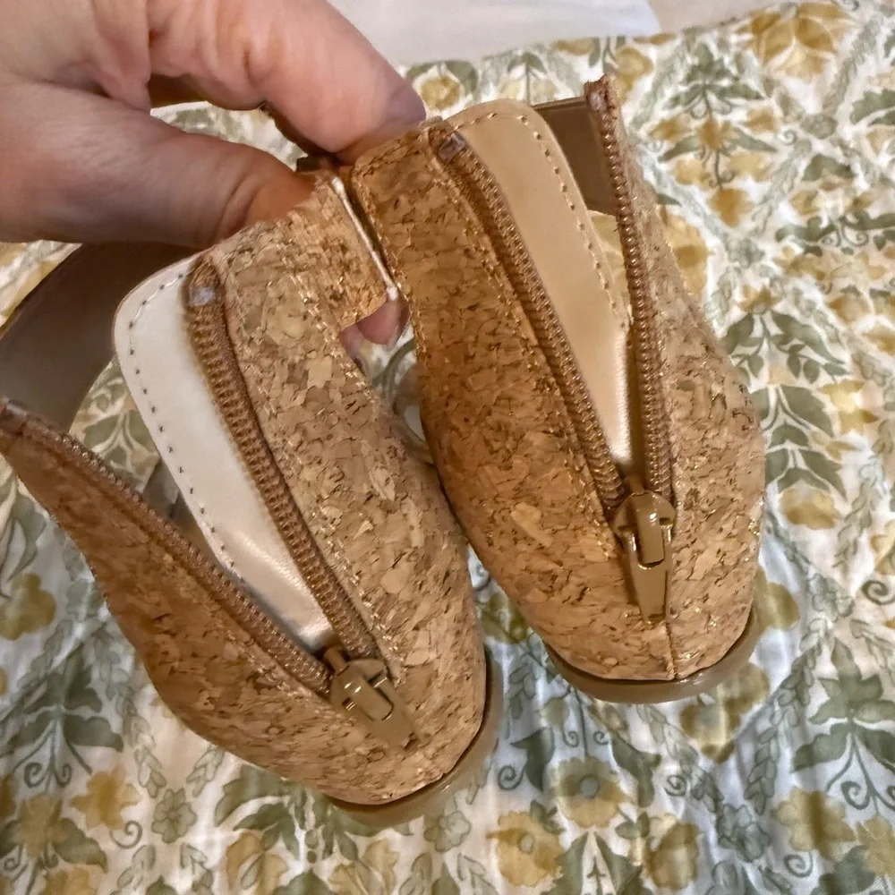 Crown & Ivy Nomie Gold Spec Cork Sandals size 8